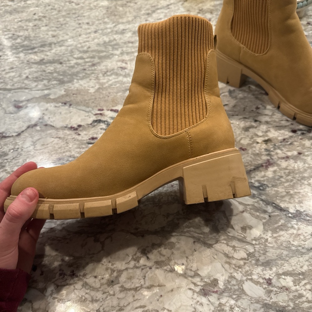 Brown women’s boots size US nine
